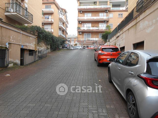 Box/posto auto in residenziale in Via Emilio Albertario