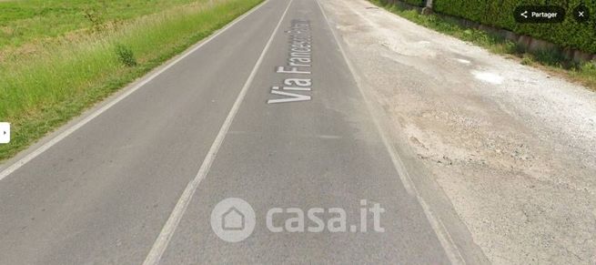 Capannone in commerciale in Via Francesco Petrarca 29