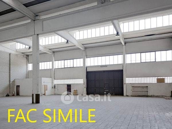 Capannone in commerciale in 