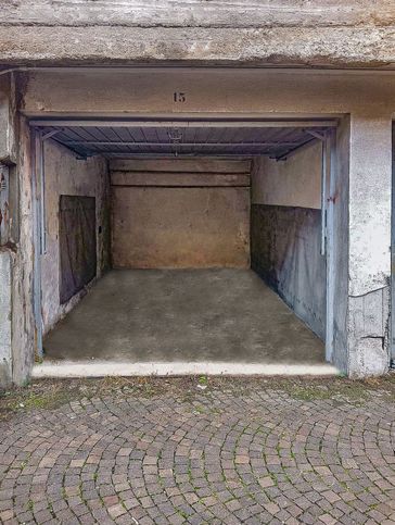 Box/posto auto in residenziale in Via Pellegrino Pellegrini