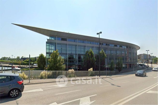 Ufficio in commerciale in Viale Ancona 24