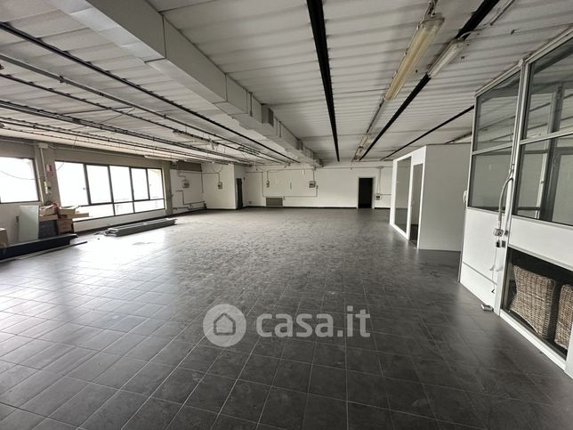 Capannone in commerciale in Via Vincenzo Bellini
