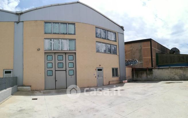 Capannone in commerciale in 