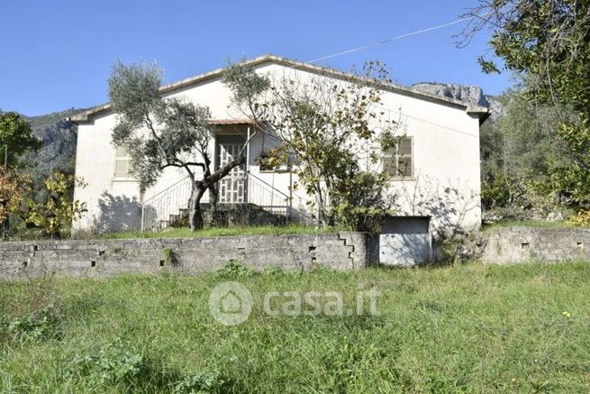 Casa indipendente in residenziale in Via Calenzo