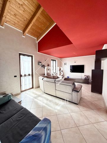 Casa bi/trifamiliare in residenziale in Strada Valmanera 47