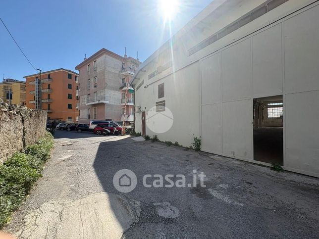 Capannone in commerciale in 