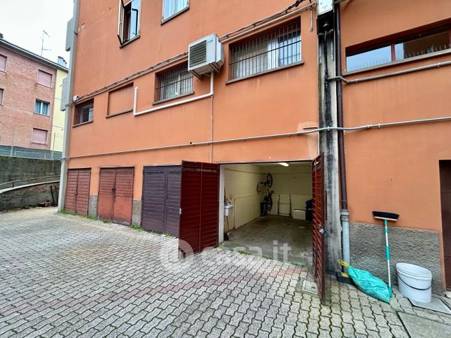 Box/posto auto in residenziale in Via Fratelli Canova 3
