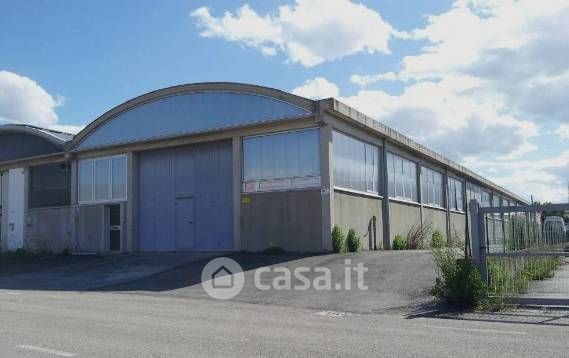 Capannone in commerciale in 