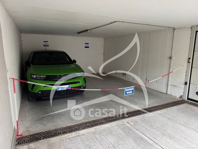 Box/posto auto in residenziale in Via Santi Cosma e Damiano 33