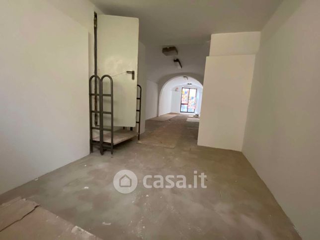 Capannone in commerciale in