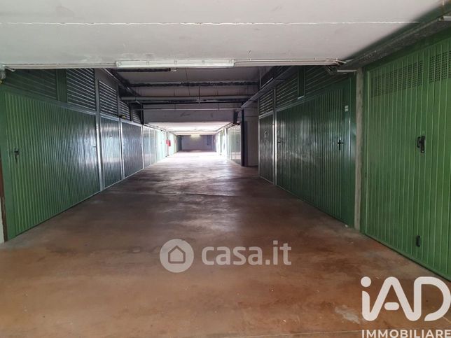 Box/posto auto in residenziale in Via del Mare 58