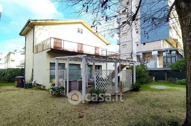 Villa in residenziale in Via Lucio Apuleio 10