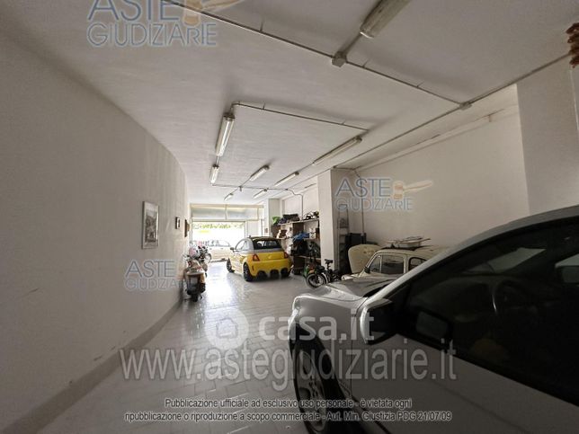 Garage/posto auto in residenziale in Via Roma 85