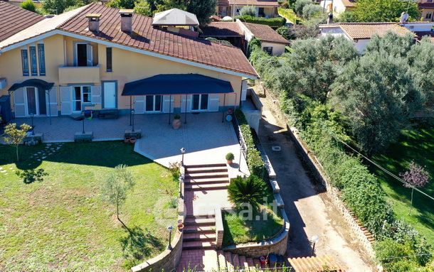 Villa in residenziale in Viale Poggio dei Pini