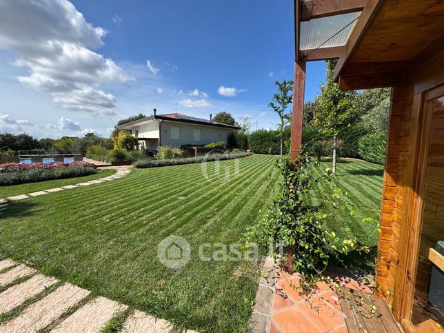 Villa in residenziale in Via dei Colli 1