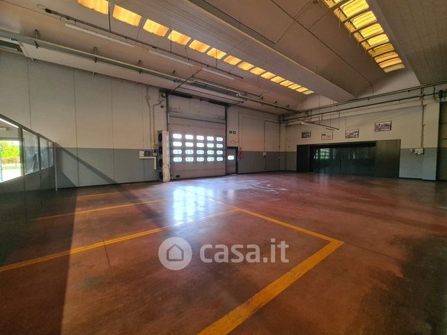 Capannone in commerciale in Via Cusano 19