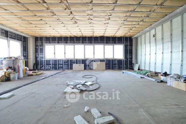 Ufficio in commerciale in Via Garda