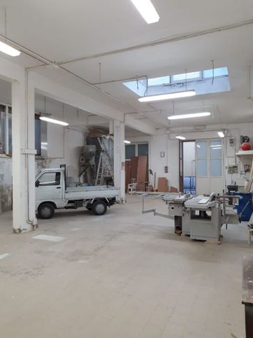 Capannone in commerciale in Via Salerno