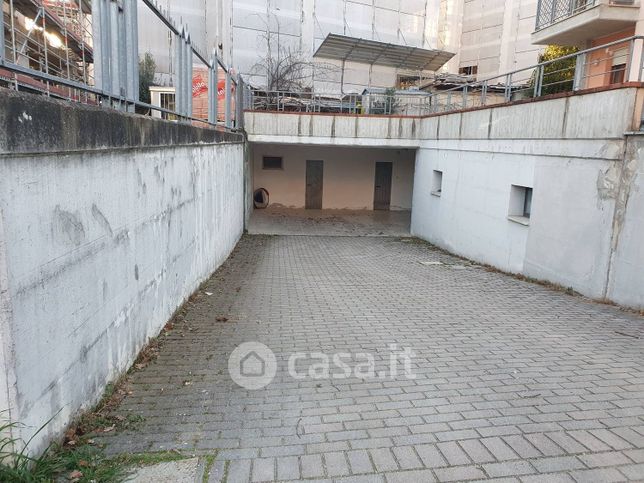 Box/posto auto in residenziale in Via Isonzo 1