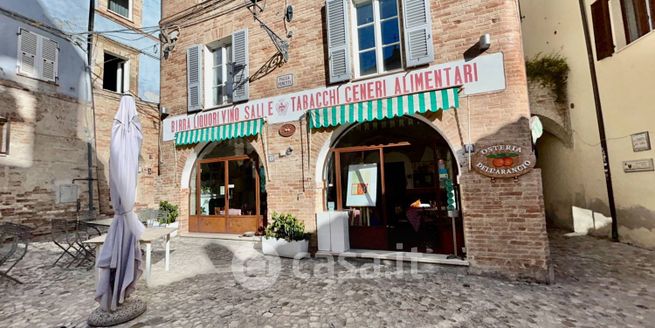 Attivitã /licenza (con o senza mura) in commerciale in Piazza Peretti 2
