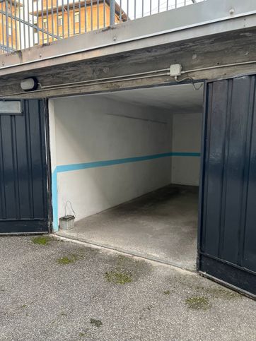 Garage/posto auto in residenziale in Via Edoardo Jenner 60