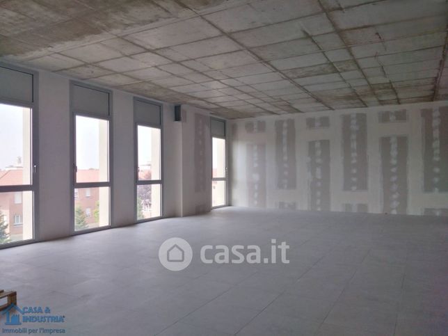 Ufficio in commerciale in Via Italia