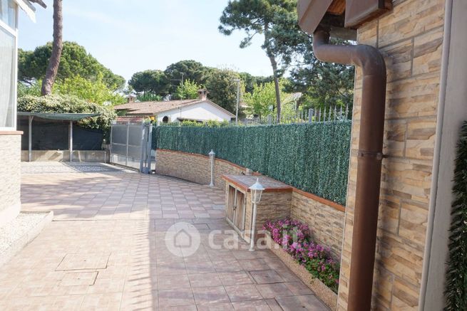 Casa bi/trifamiliare in residenziale in Viale San Salvador 3