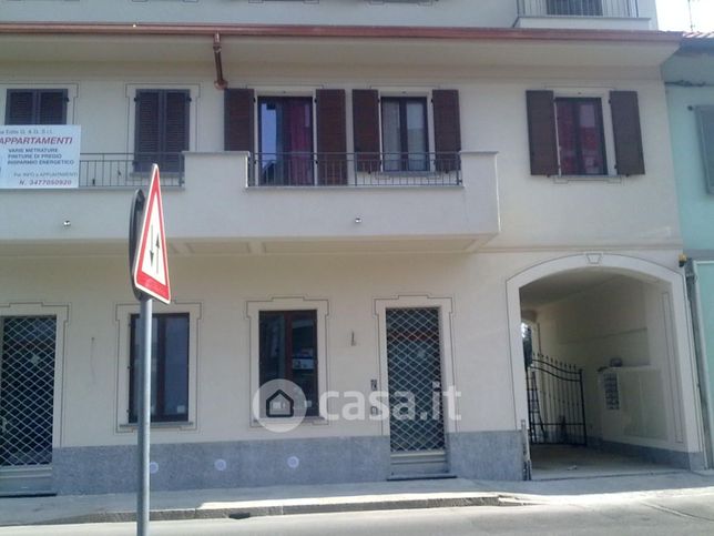 Attivitã /licenza (con o senza mura) in commerciale in Via Como 62