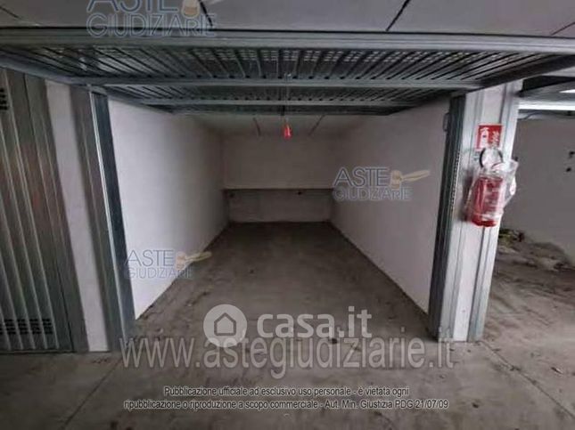 Box/posto auto in residenziale in Via Pietro Romani 43 /A