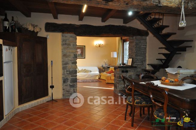 Casa bi/trifamiliare in residenziale in Frazione Ossella