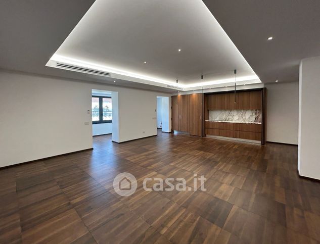 Ufficio in commerciale in Via Monte Napoleone