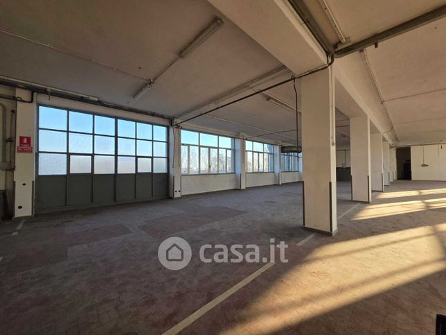 Capannone in commerciale in Via Erba 1