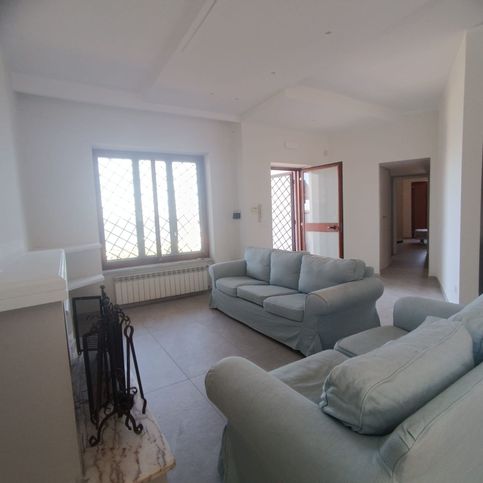 Casa indipendente in residenziale in Via Lago Patria 7