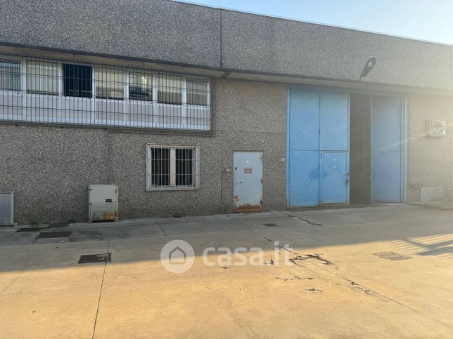 Capannone in commerciale in Via per Cusago