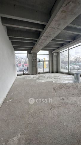 Capannone in commerciale in 