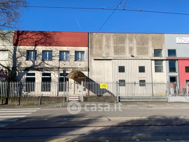 Capannone in commerciale in 