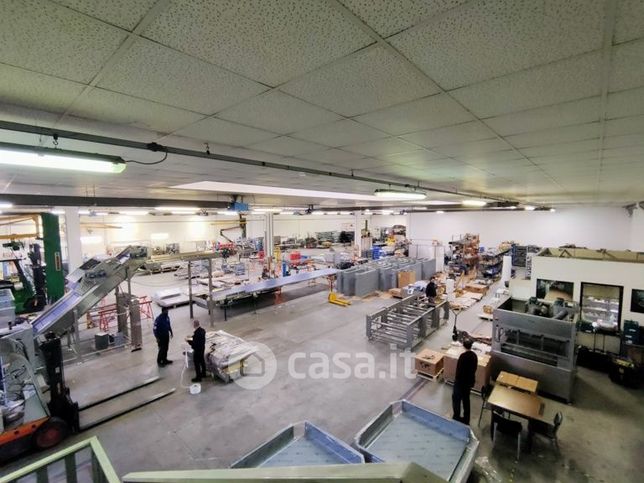 Capannone in commerciale in Viale del Lavoro 12 D