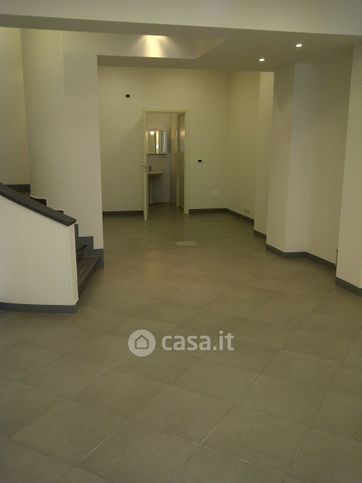 Negozio/locale commerciale in commerciale in Via Giuseppe Petroni 1 b