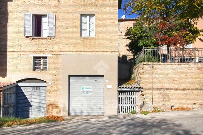 Box/posto auto in residenziale in Via Angeli 2