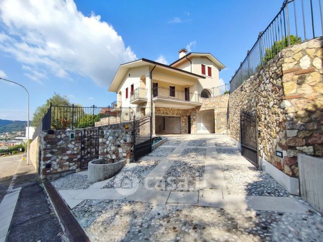 Casa bi/trifamiliare in residenziale in Via Moretto 17