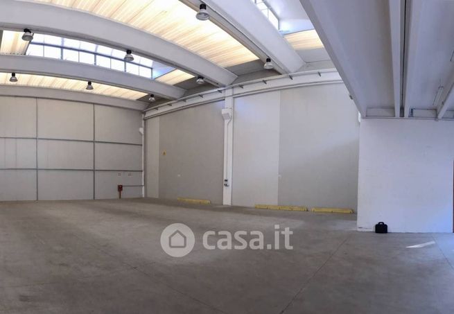 Capannone in commerciale in Via Paiette