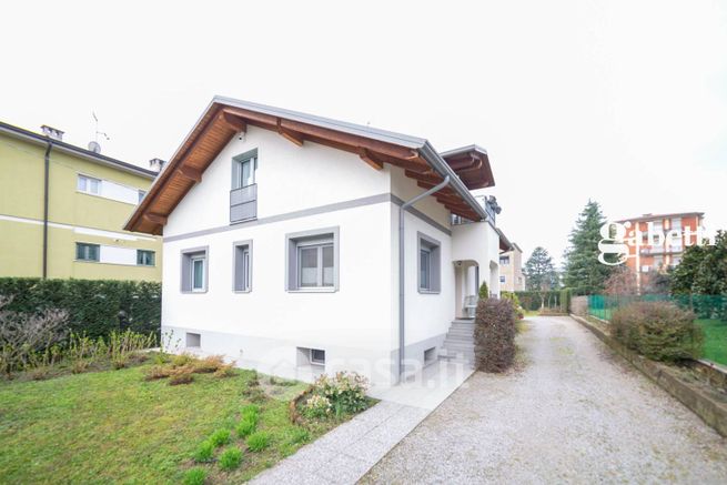 Villa in residenziale in Via Fratelli Cernuschi 2