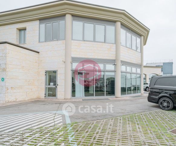 Capannone in commerciale in 