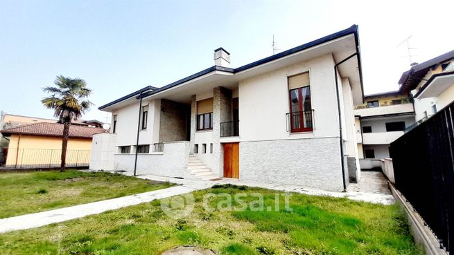 Casa bi/trifamiliare in residenziale in 