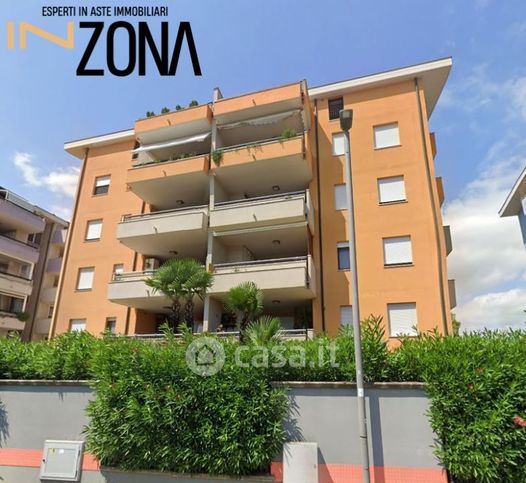 Appartamento in residenziale in Via Senna 39