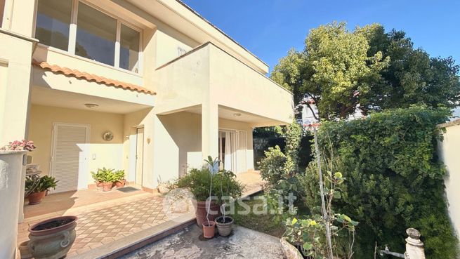Casa bi/trifamiliare in residenziale in Viale S. Giuseppe 61