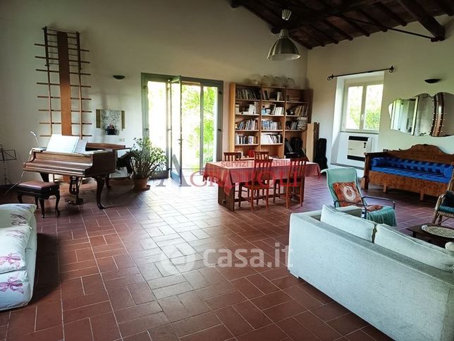 Casa bi/trifamiliare in residenziale in Strada del Casalino