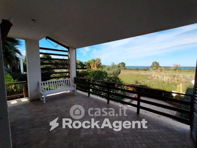 Casa bi/trifamiliare in residenziale in Viale del Levante 83