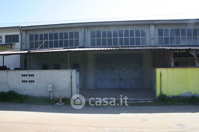 Capannone in commerciale in Via delle Regone