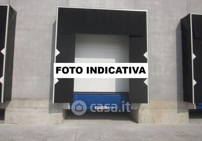 Capannone in commerciale in Via Francesco Baracca